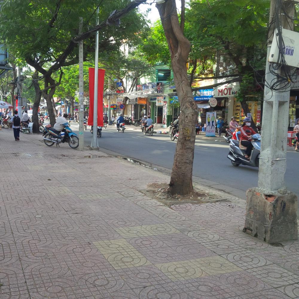 Bán nhà mặt tiền đường Huỳnh Văn  Bánh, 4 lầu, giá 12.5 tỷ