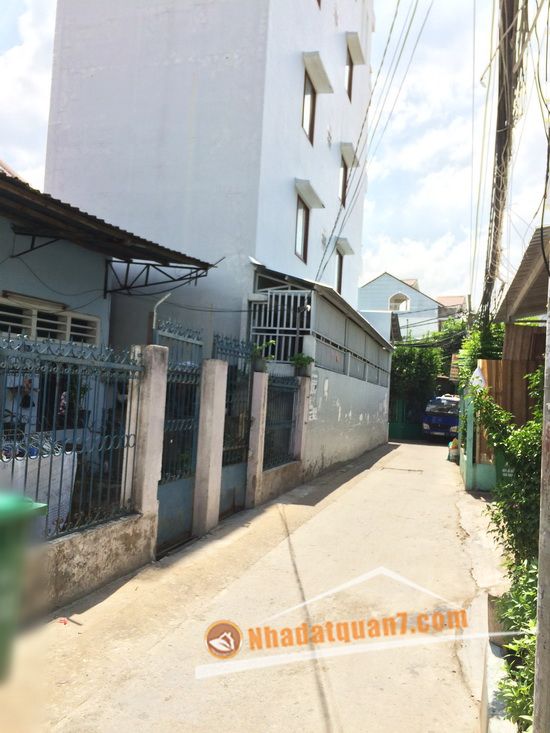 Bán gấp nhà nát tiện xây mới hẻm 160 Nguyễn Văn Quỳ, Q. 7 (ô tô vào tận nhà)