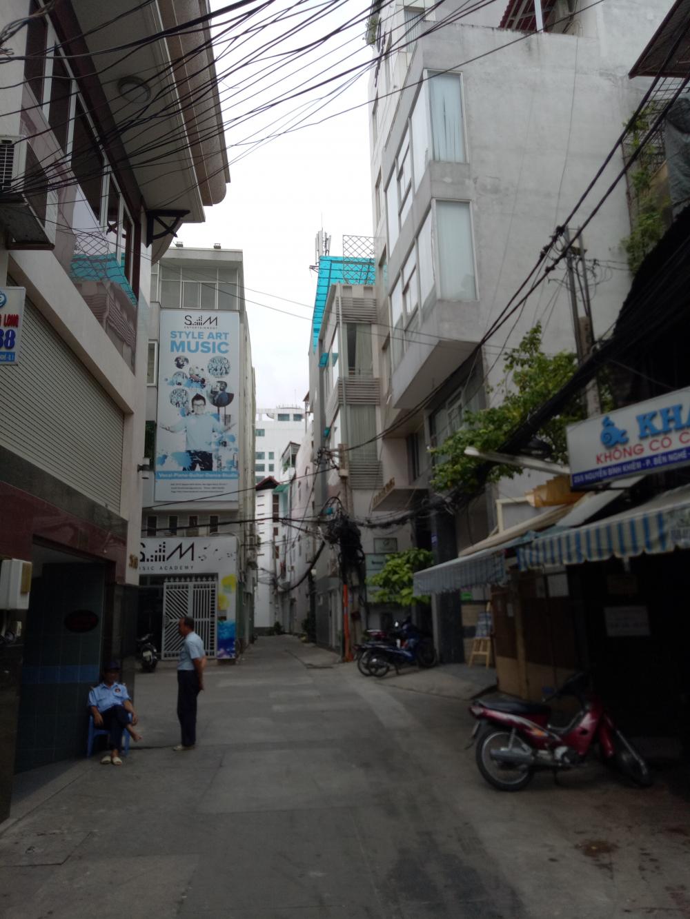 Cần tiền bán gấp nhà hẻm lớn đường Trần Phú, giá chỉ 6 tỷ 100 triệu