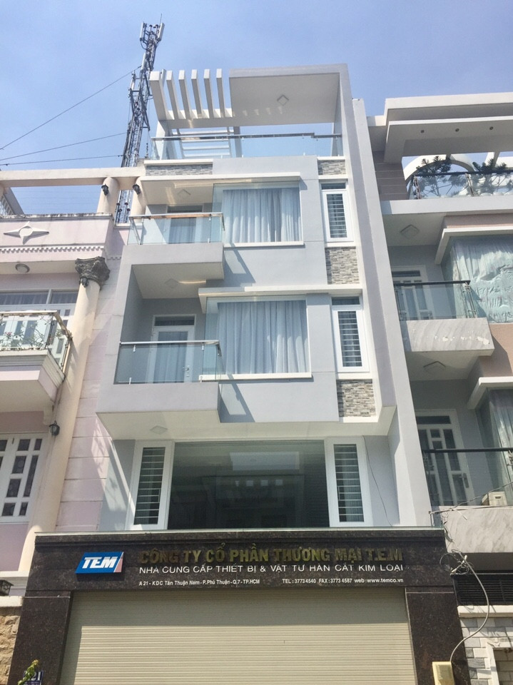 Bán nhà mặt tiền đường Phú Thuận- Quận 7, DT 5x21m 1 trệt 2 lầu sân thượng, có gala xe hơi