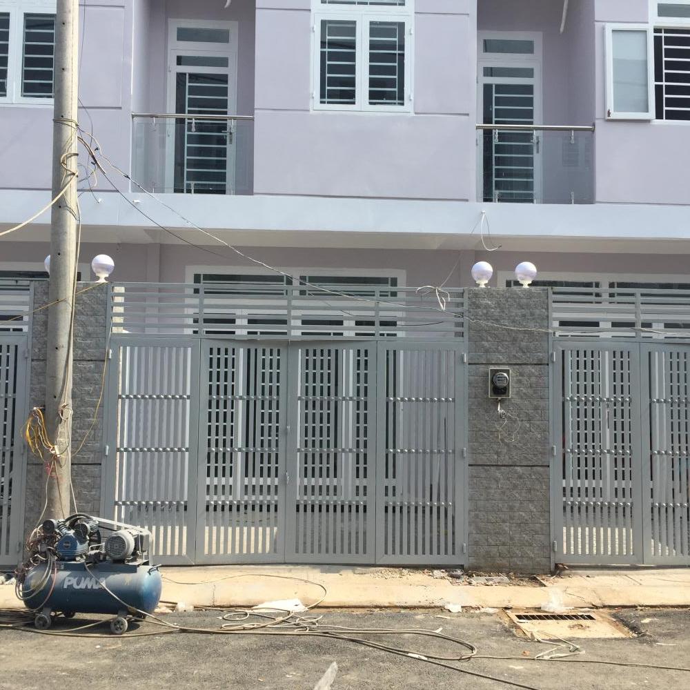 Bán nhà ở ngay đường Nguyễn Duy Trinh, Q9, nhà 1T, 2L có sân trước nhà và giếng trời