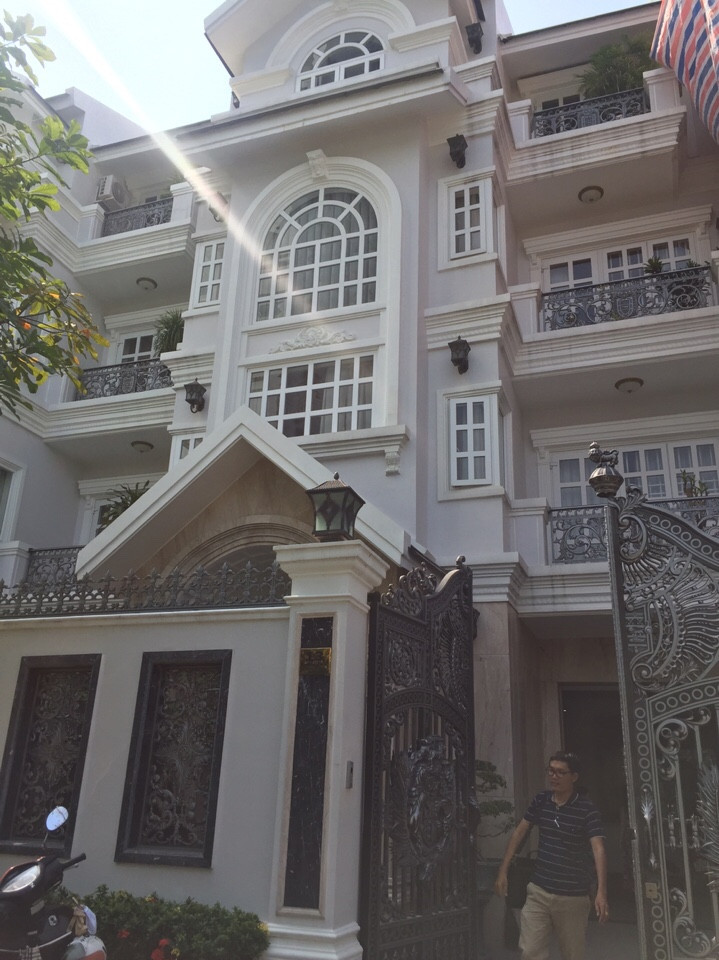 Cần tiền bán rẻ căn biệt thự Tấn Trường, Phú Thuận, Q7. DT 9x18m, giá cực hot 9.75 tỷ