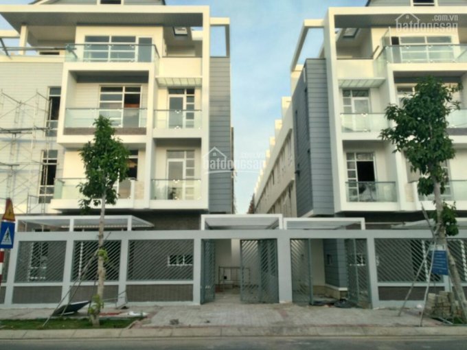 Cần bán biệt thự song lập quận 7, gần Phú Mỹ Hưng, 1 trệt 2 lầu và 1 bán hầm, DT 7,4x20m