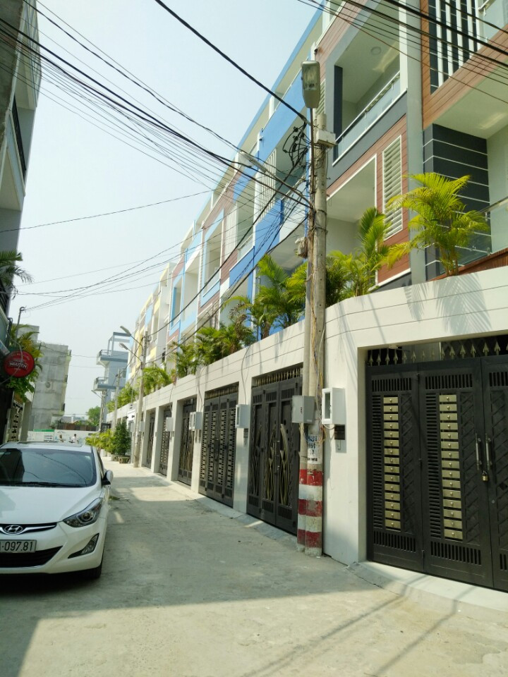 Cần bán nhà gần cầu Bình Triệu, 1 trệt + 3 lầu, 4PN, sân để xe hơi