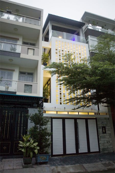 Nhà bán, bán tòa nhà 4 lầu đường Lê Thị Hồng Gấm, gần Bitexco, chợ Bến Thành. DT 4x18m, giá 23 tỷ