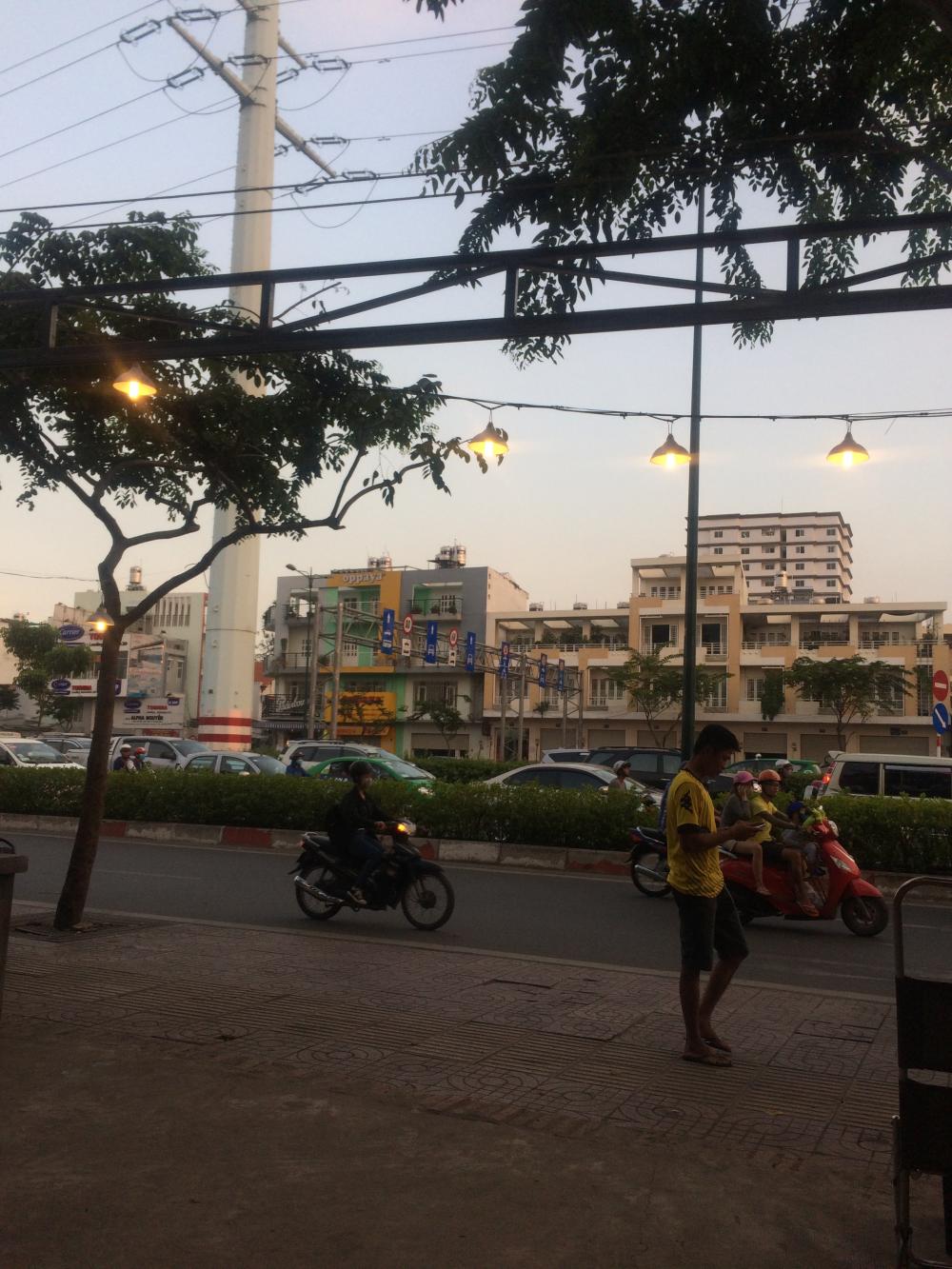 Bán gấp nhà 1tret, 1 lầu. 2 mặt tiền đường Nguyễn Cửu Vân, P17, BT với giá: 11.7 tỷ
