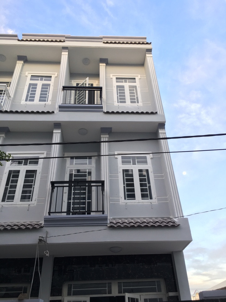 Bán nhà mới 2 lầu sân thượng gần chợ Phước Long, vị trí đẹp.