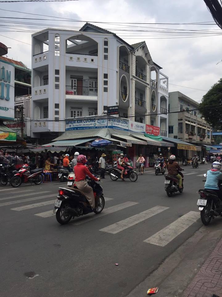 Bán nhà đối diện chợ đường Nguyễn Sơn, Tân Phú 10 x 20 m, 2 lầu, giá 25 tỷ