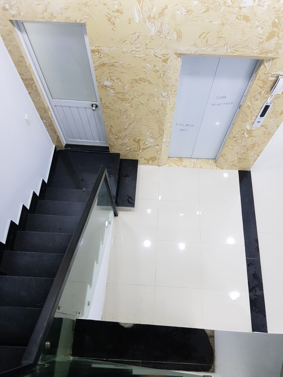 Nhà mới 5 tầng có thang máy thiết kế hiện đại Cao Thắng, 0901857068