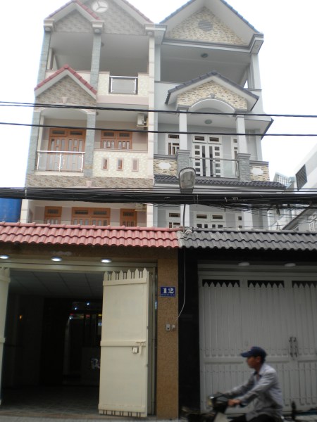 Nhà bán mặt tiền đường Nguyễn Hồng Đào, đối diện chợ Bàu Cát. DT 6x14m, 3 lầu, ST