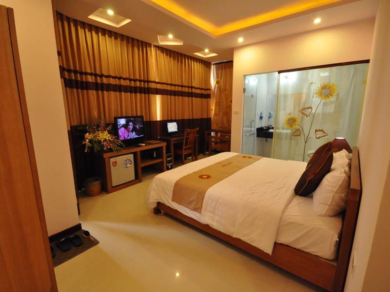 Bán khách sạn 4 sao đường Nguyễn Văn Trỗi. Ngang 23m, 9 tầng. Thu nhập 800 triệu/th, giá 125 tỷ