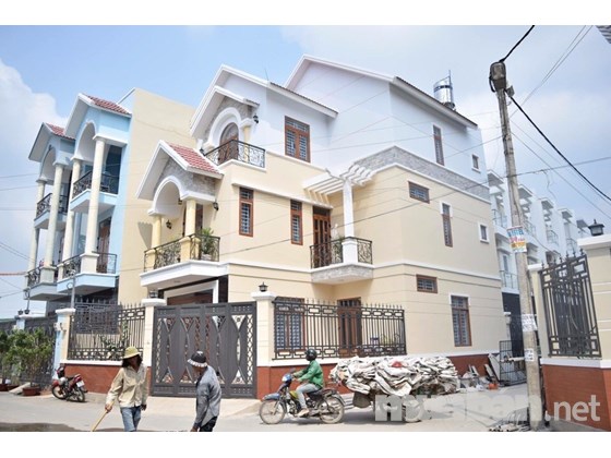 Mua nhà phố, tặng lượng vàng, trúng xe hơi, SHR, giá: 3.67 tỷ, gần TTTM quận Tân Phú, LH 0979210445