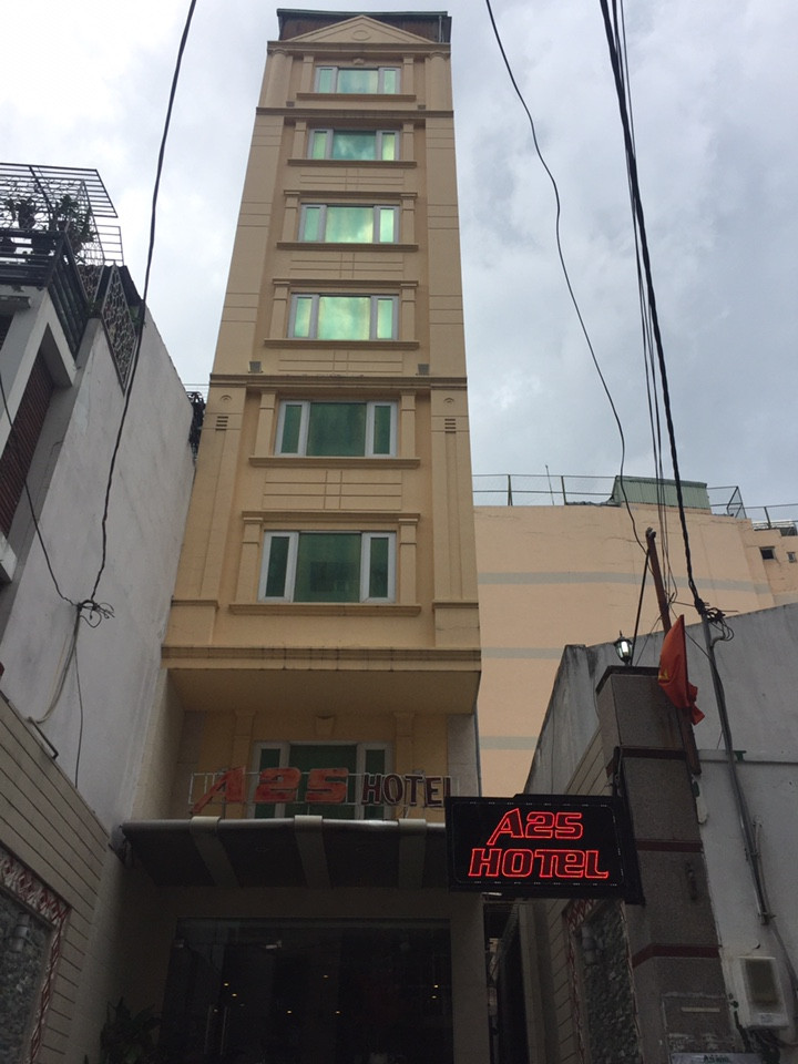 Bán khách sạn 1 sao đường Nguyễn Trãi, 4.2x24m, 5 lầu, thang máy, giá 25.5 tỷ, 0914468593
