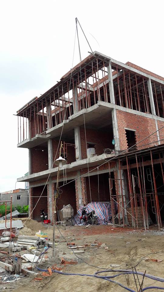 Bán nhà mới xây ngay chợ Bình Triệu 2.3 tỷ, 2 lầu, 95m2 Đông Nam, SHR, sắp hoàn thành