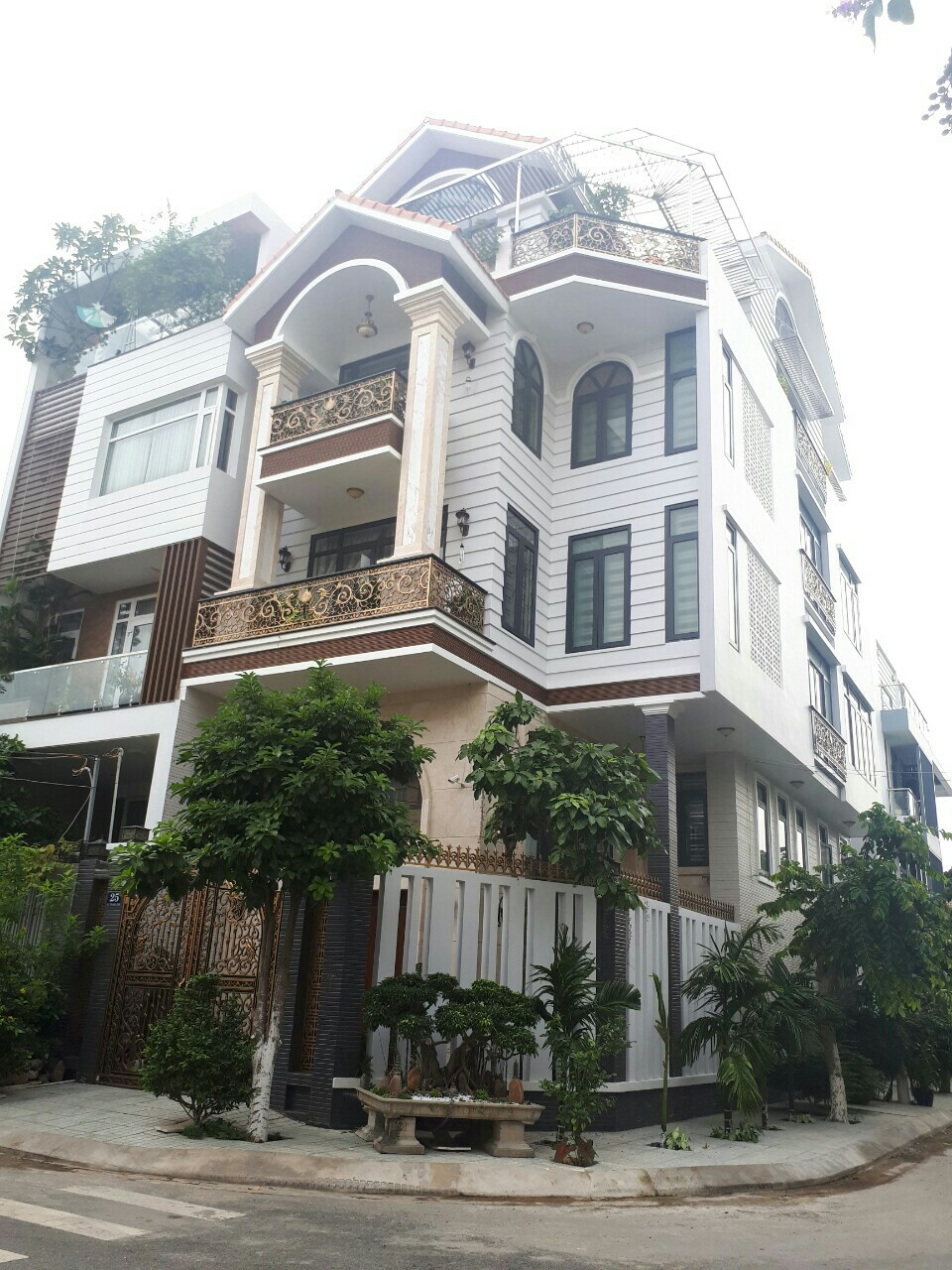 Bán nhà đẹp đường số 43 phường Tân Quy. DT 7.6x24 xây 2 lầu. LH 0983105737