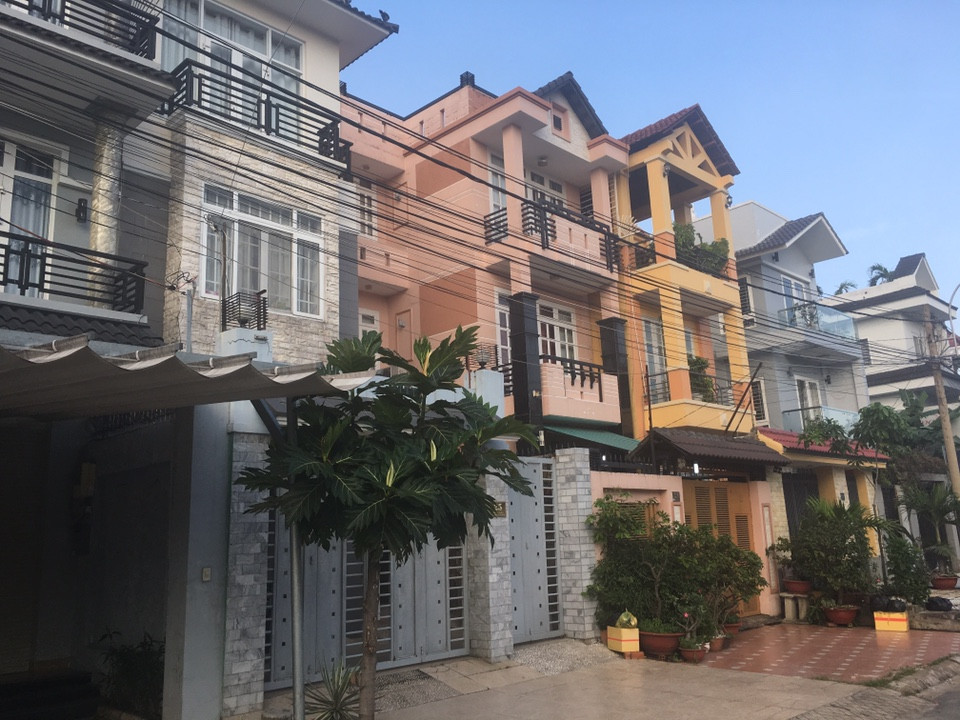 Nhà 3 lầu liền kề quận 2 , cách vòng xoay Phú Hữu 800m đường trước nhà 8m điện âm vỉa hè cây xanh 