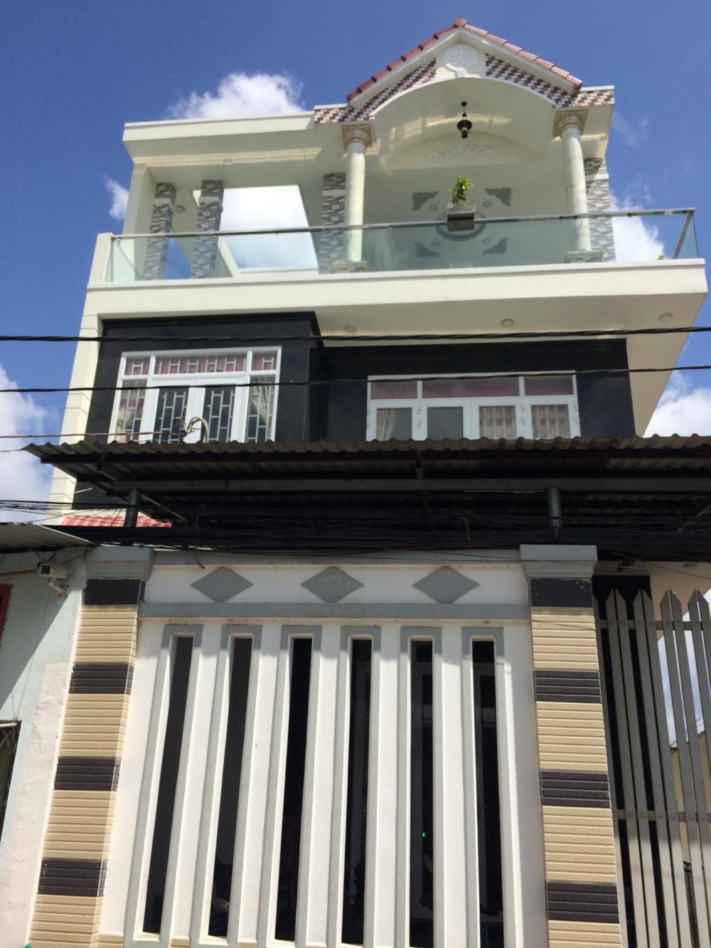 Nhà 2 lầu đúc gần chợ Bà Hom, Tân Tạo, Bình Tân