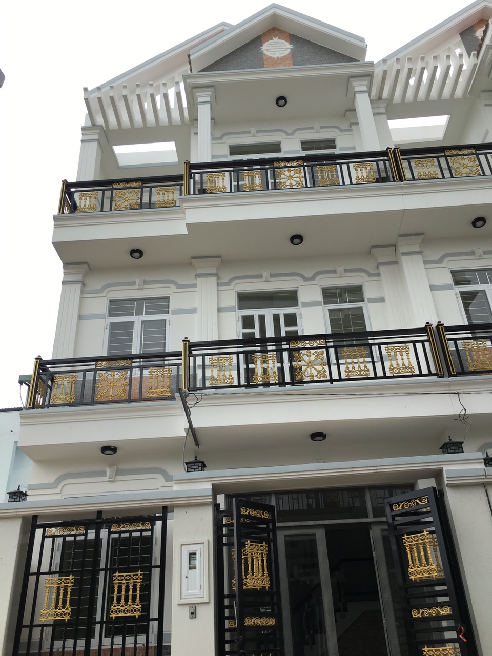 Bán nhà mới 2 lầu, sân thượng gần cầu Phú Xuân, sổ hồng riêng, giá hấp dẫn