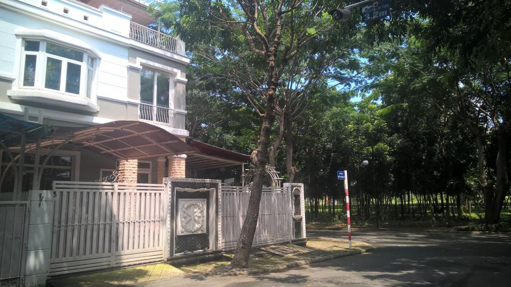 Bán biệt thự Phú Mỹ Hưng, Quận 7, cạnh Hồ bán Nguyệt,  bền Du Thuyền, diện tích 200m2  giá 19,6 Tỷ