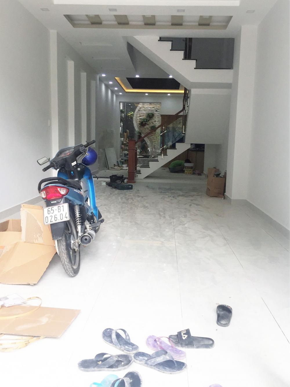 Bán nhà mới xây gần mặt tiền đường Phạm Hữu Lầu, Q7, DT 4x18m, 3 lầu, sân thượng. Giá 5,4 tỷ