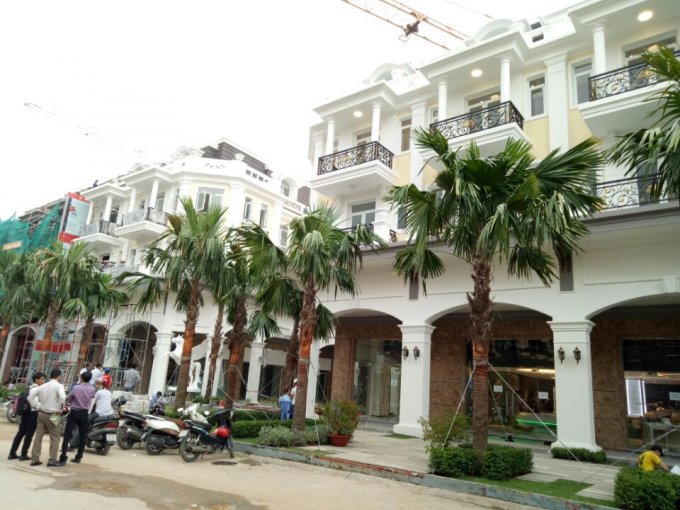 *   Bán nhà phố Phạm Văn Đồng,1 hầm , 1 trệt, 2 lầu, 1 sân thượng ngay ngã tư bình triệu