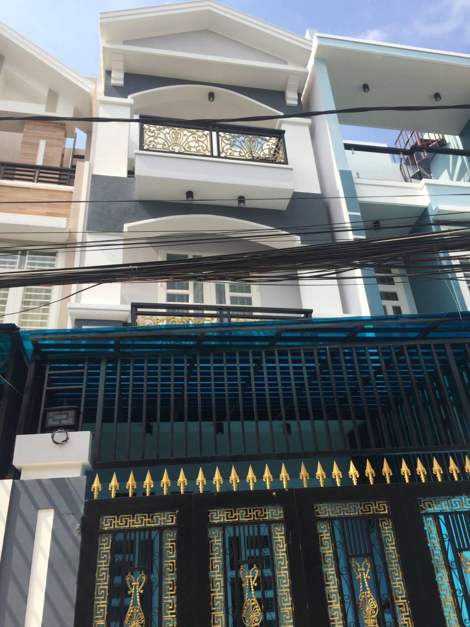 Nhà 1 trệt, 2 lầu, sân thượng đối diện Cá Sấu Hoa Cà, đường Số 25, Phạm Văn Đồng, giá 2.7 tỷ