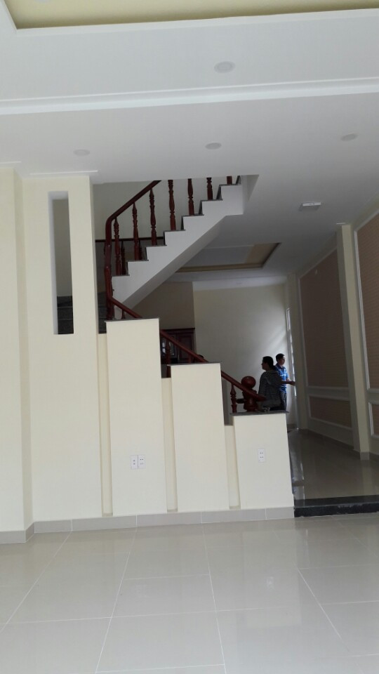 Nhà 1 trệt, 2 lầu, sân thượng đối diện Cá Sấu Hoa Cà, đường Số 25, Phạm Văn Đồng, giá 2.7 tỷ