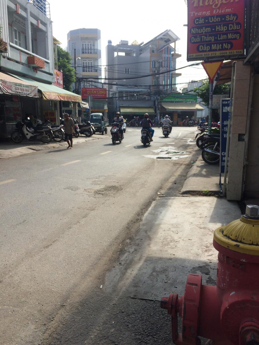 Bán nhà HXH đường Nguyên Hồng, Bình Thạnh, cách Phạm Văn Đồng 500m, gần chợ, khu yên tĩnh.