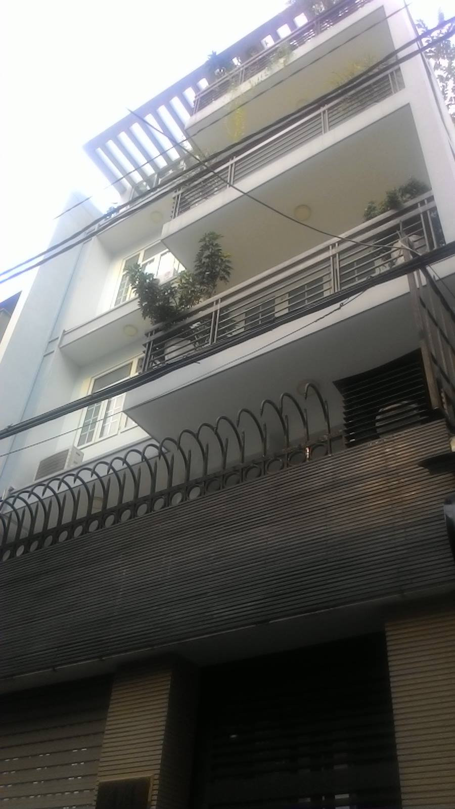 Bán nhà mặt phố đường Phan Văn Trị, P. 7, Q. 5, DT: 4x13m , 1 trệt, 3 lầu mới