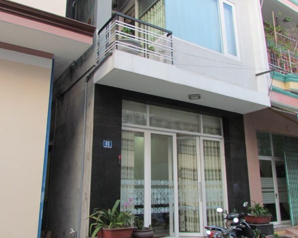Nhà MT Hương Giang, 4x25m, trệt 2 lầu, giá chỉ hơn 12 tỷ.