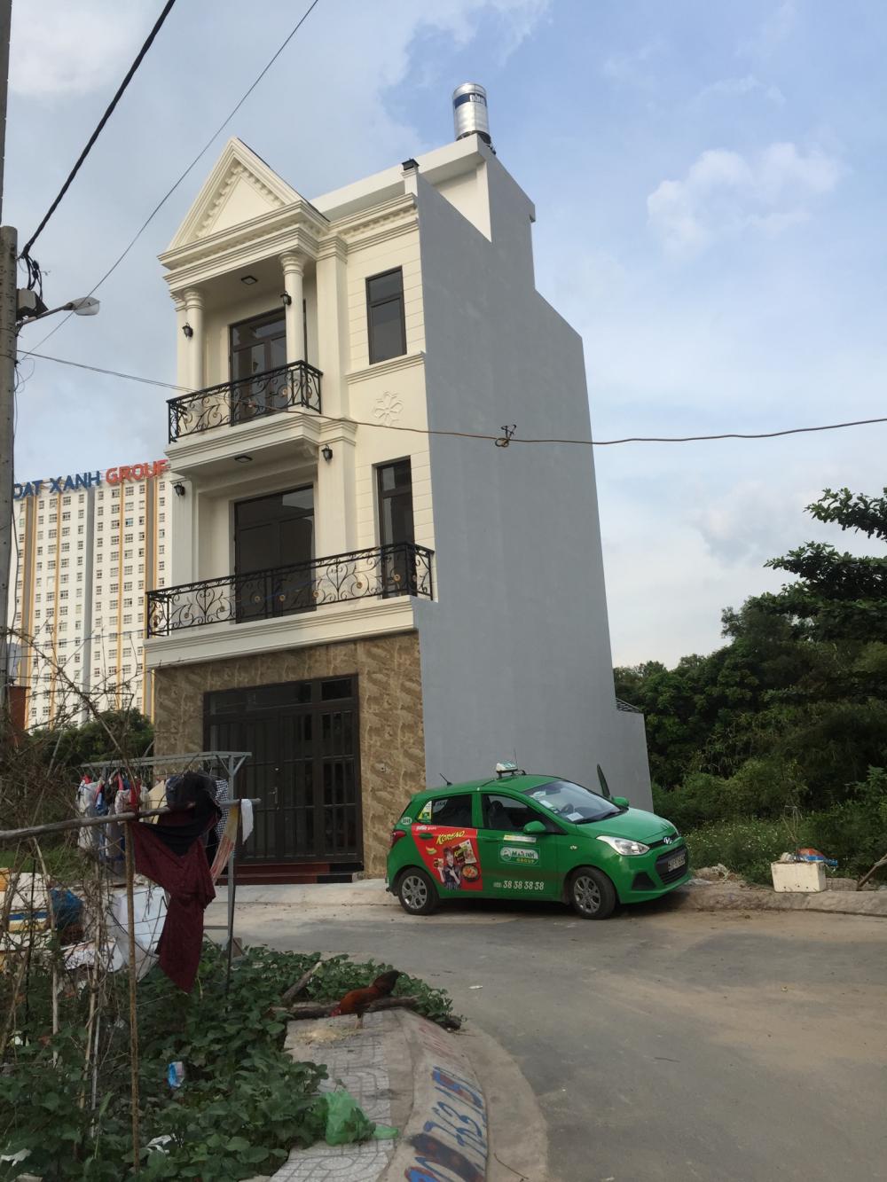 Cần bán nhà có gara ô tô, đường trước nhà 6m, xây đúc 3 tấm, gần ngã 4 Bình Phước