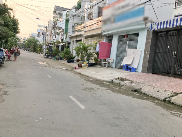 Bán gấp nhà nát đường số 49 Phường Bình Thuận Quận 7