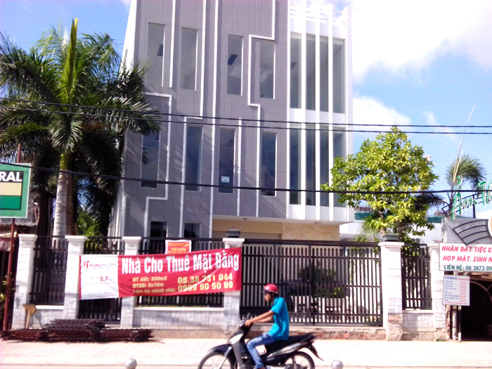 Bán nhà góc 2 mt Nguyễn Thị Thập. DT 10x30 giá 150tr/m2. LH 0983105737