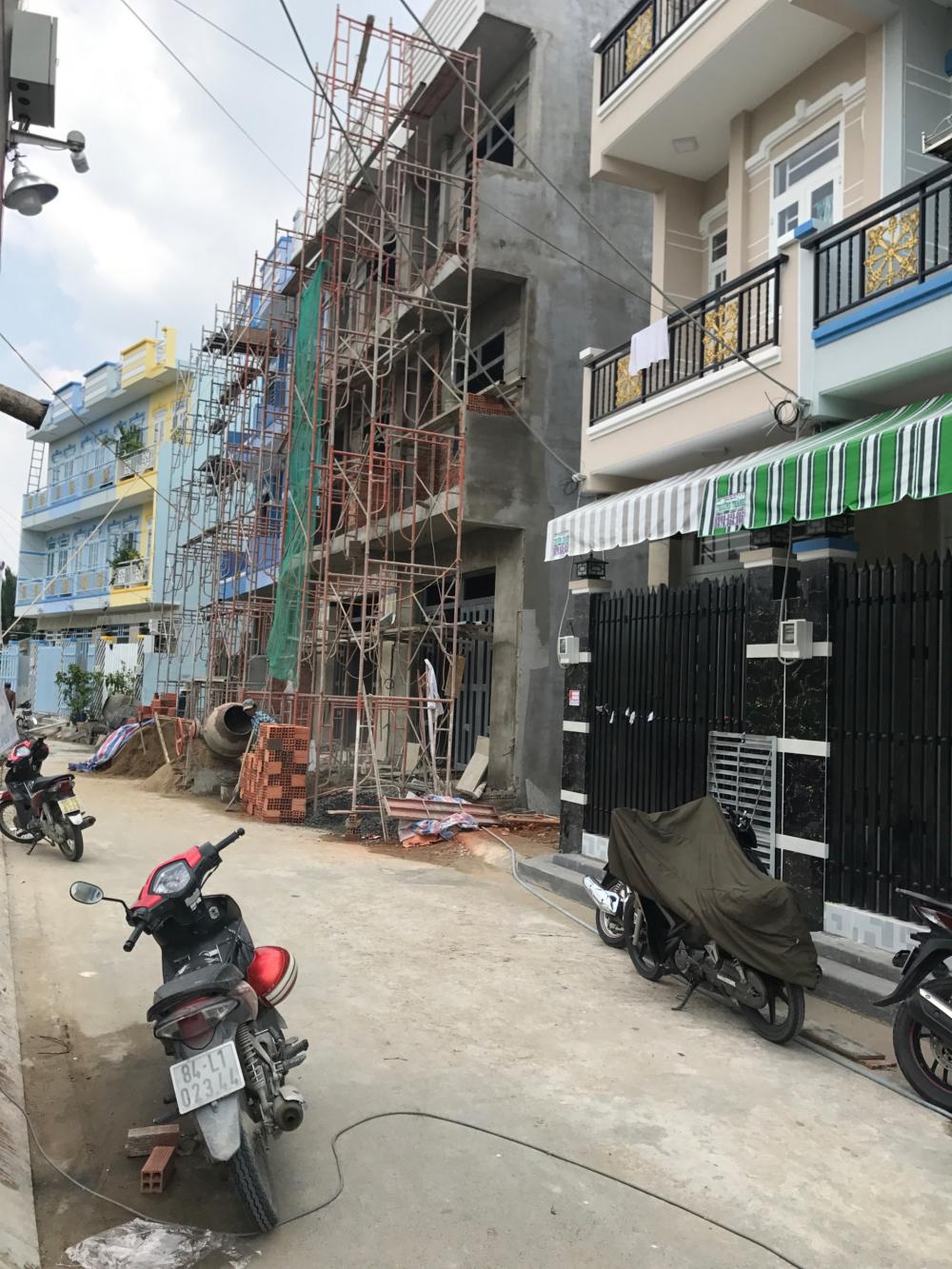 Cần tiền bán gấp nhà 2 lầu, SHR, 4PN, hẻm xe hơi tại Lê Văn Lương