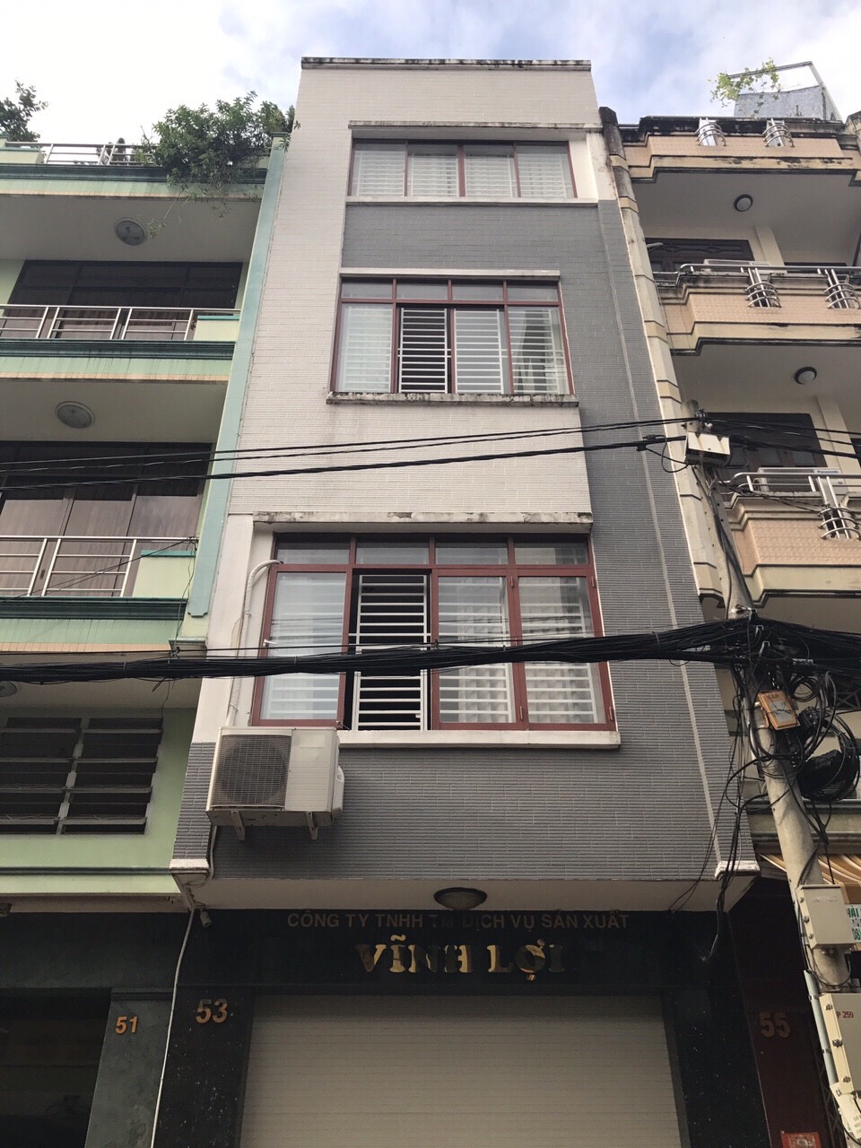 Bán gấp nhà khúc vực kinh doanh khách sạn đường Sư Vạn Hạnh, DT 4 x 14m, 4 tầng