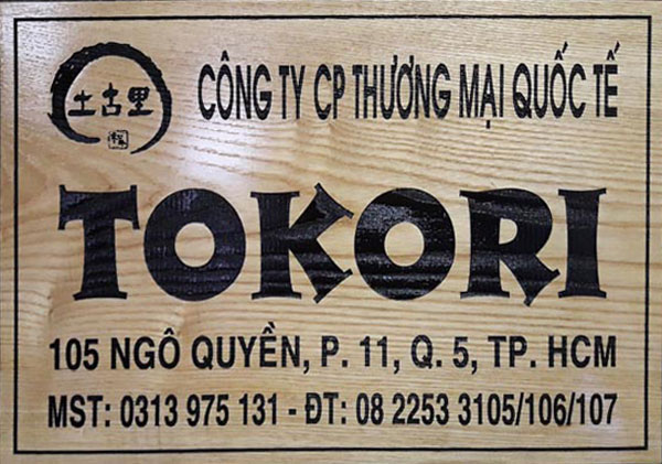 Làm bảng hiệu gỗ chất lượng tại TPHCM