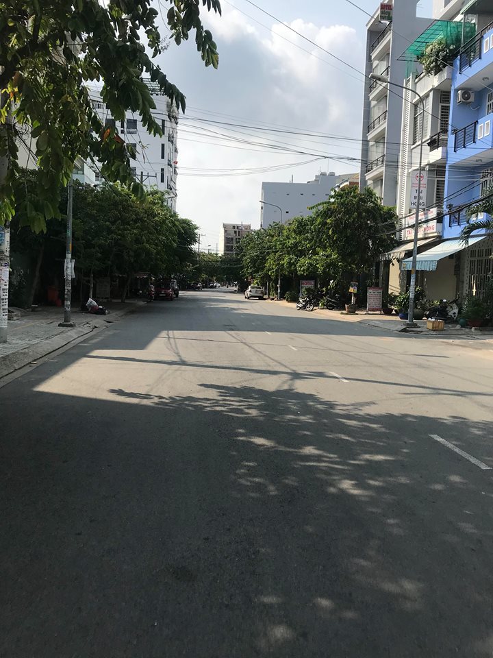 Thiện chí cần bán gấp nhà mặt phố đường Lý Phục Man, P Bình Thuận, Q7. Đường trước nhà 22m.
