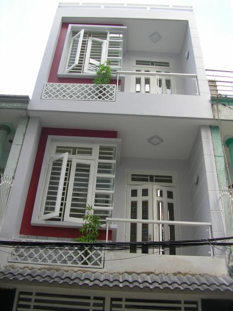 Khách cần tiền bán gấp căn nhà 1 trệt 2 lầu 1 sân thượng đường Nguyễn Xí