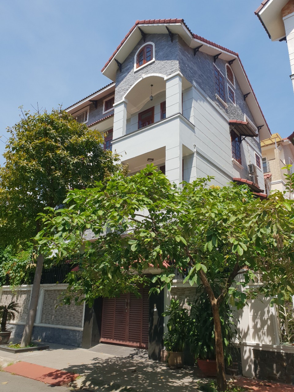 Bán nhà đường số 22 ngay khu Him Lam + Trung Sơn, DT: 5x20m, nhà 3 tầng, nội thất gỗ cao cấp
