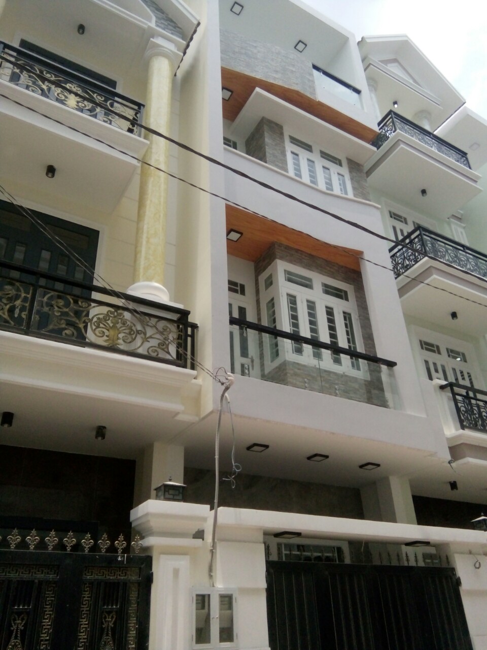 Bán nhà mới xây 3 lầu đúc, đường 7m cách Phạm Văn Đồng 300m