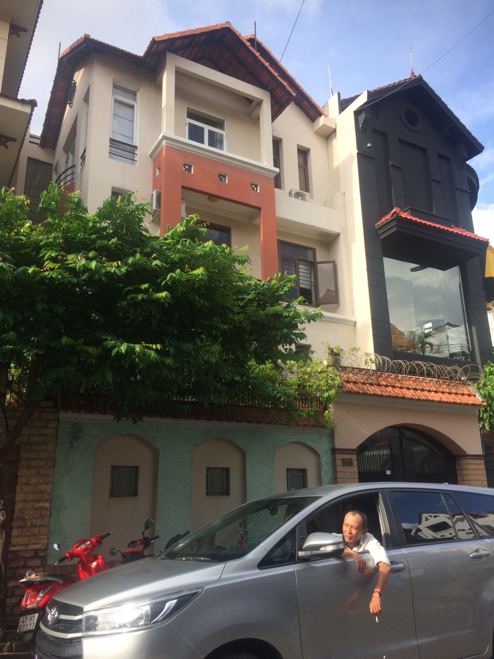 Bán nhà đường Nguyễn Trọng Tuyển, DT: 4,7x20m, 3 lầu nhà rất đẹp, giá 13.2 tỷ