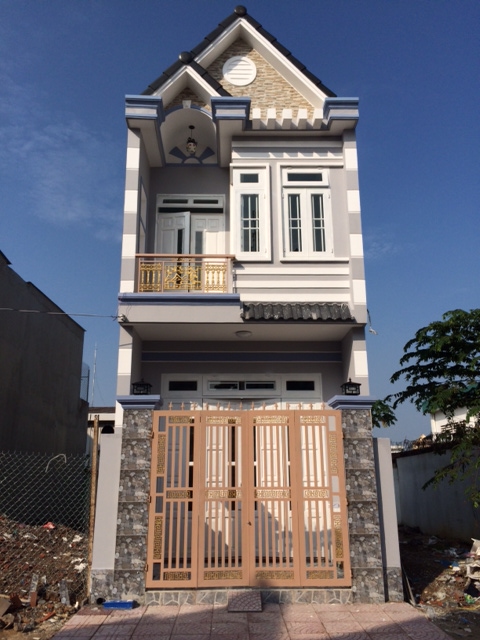 Nhà xây mới 100% mặt tiền Hương Lộ 11 cạnh UBND Hưng Long, 980 triệu nhận nhà, SH riêng. LH: 0906 714 303