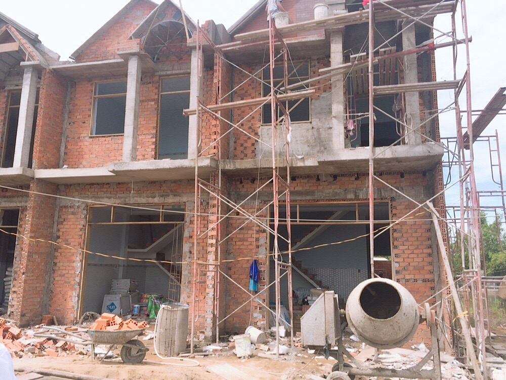 Nhà xây mới gần chợ Hưng Long, 1 lầu, SHR, LH 01229697088