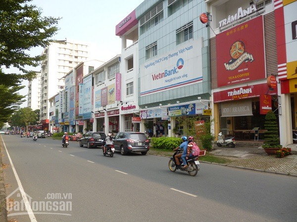 Căn nhà phố mặt tiền Nguyễn Văn Linh - Phú Mỹ Hưng duy nhất cần bán, 6x18.5m, giá 32 tỷ, HĐ thuê cao