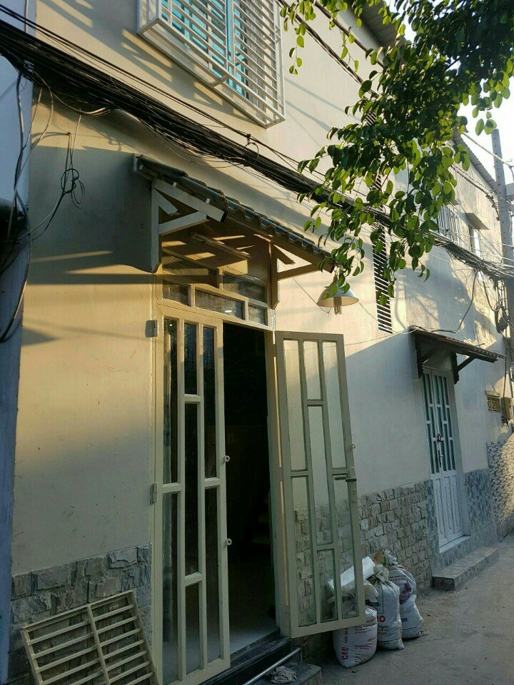 Bán nhà mặt tiền hẻm 1422 Huỳnh Tấn Phát, quận 7. Đầu hẻm là quán lẩu dê 4.4
