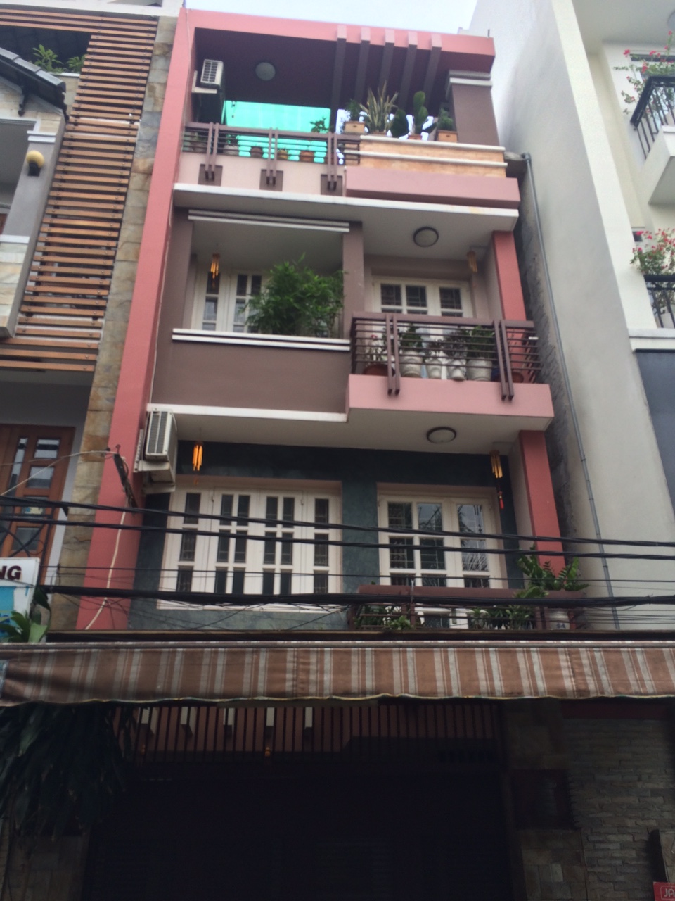 Cần tiền gấp muốn bán nhà 606 đường 3 tháng 2, quận 10, DT: 4x14m, giá chỉ hơn 6 tỷ