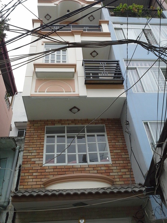 Bán nhà mặt tiền Quảng Hiền, gần chợ Bà Hoa, DT: 4x25m, nhà đẹp 3 lầu nội thất cao cấp