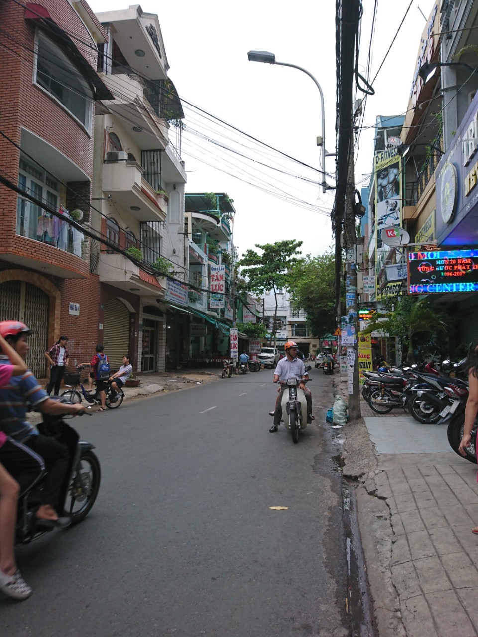 Bán nhà MT Nguyễn Chánh Sắt, DT 6 x 30m, nhà cấp 4 ngay đối diện trường học.