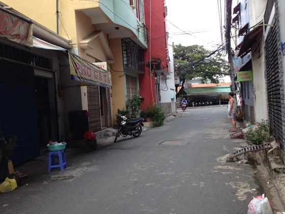 Bán nhà Hẽm 4m Cách MT Lạc Long Quân 50m . P.10 Quận tân bình. 4,5x15. Giá: 4,9 Tỷ TL 