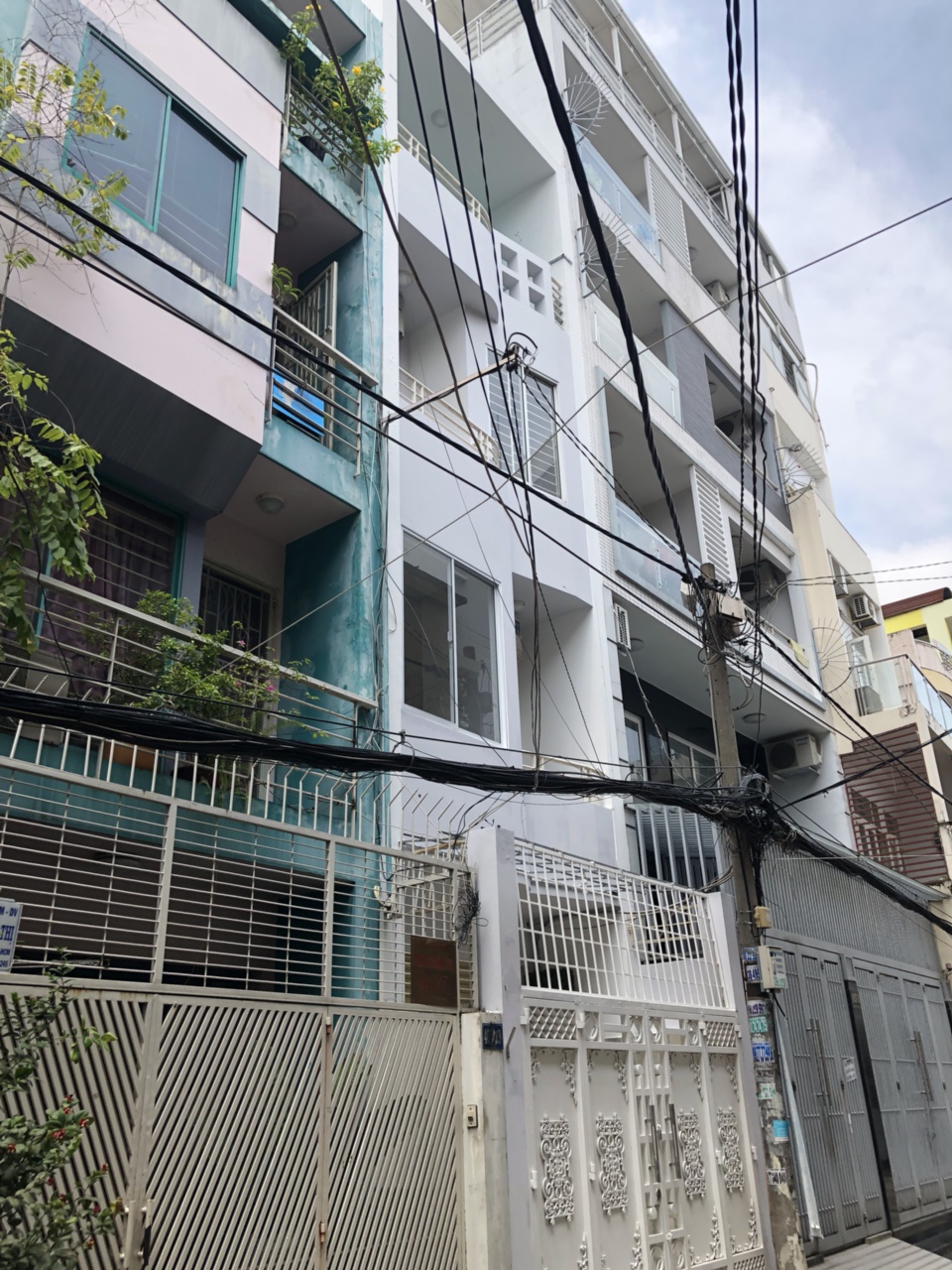 Chính chủ gửi bán nhà HXH đường Lê Văn Sỹ gần Trần Quang Diệu- Huỳnh Văn Bánh phường  14 quận 3. DT : 4 x 14m, giá 10.8 tỷ.